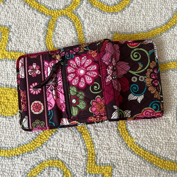 NWOT Vera Bradley RETIRED Mod Floral Pink Wallet - Picture 3 of 3